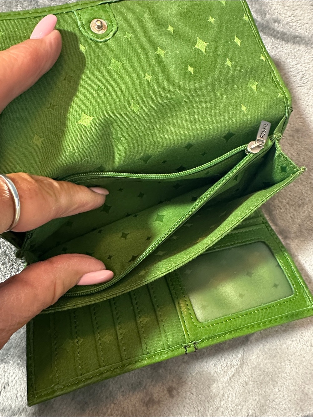 EUC Fossil Green Leather Trifold Wallet 💚 - Picture 10 of 13